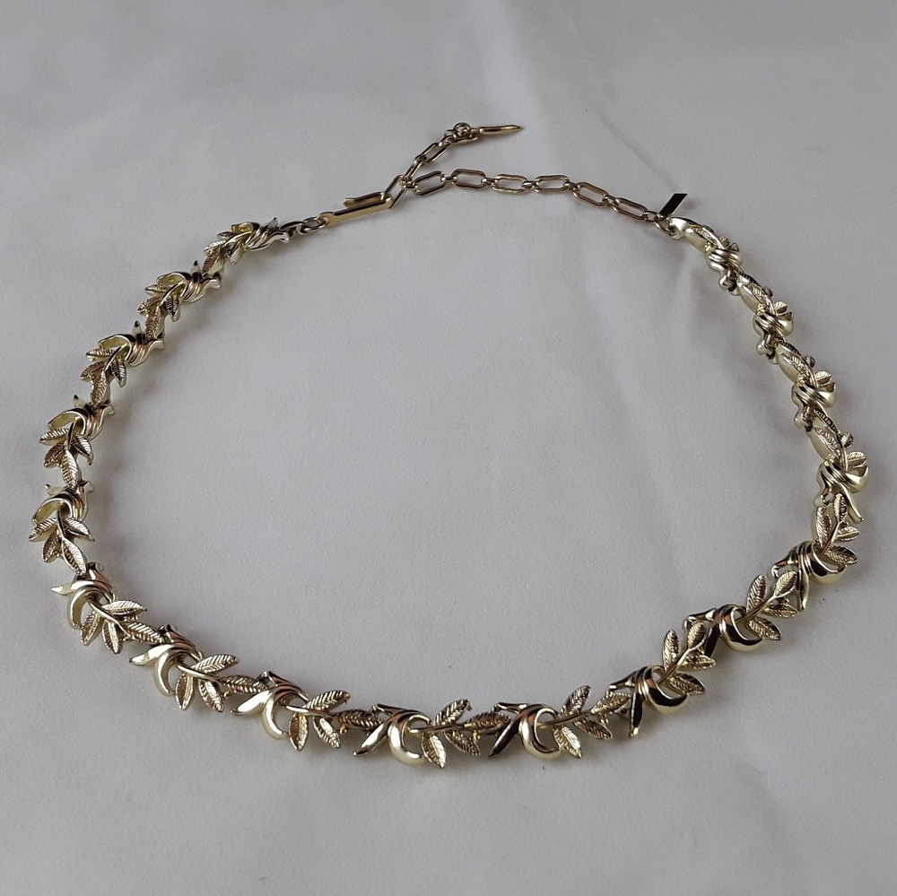 Vintage Signed Longcraft Gold Tone Leaf Necklace - Picture 2 of 4